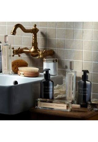 Serge Lutens Parole D'eau Hand And Body Cleansing Gel 240ml 4 Serge Lutens Parole D'eau Hand And Body Cleansing Gel 240ml – Bild 4